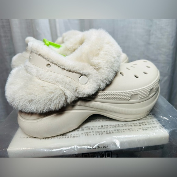 CROCS Women's Off-White Bae Fur-Lined Clogs - Picture 8 of 11